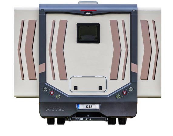 Der Q18 Camper mit ausgefahrenen Slide Outs auf beiden Seiten. Auf der Straße ein kompaktes Wohnmobil, im Wohnmodus ein XXL Reisemobil.